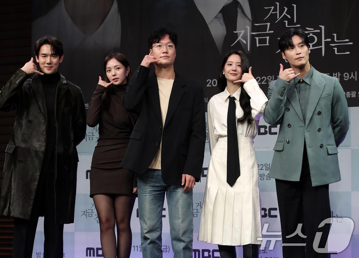 본문 이미지 - 21일 오후 서울 마포구 상암 MBC에서 열린 MBC 새 금토드라마 '지금 거신 전화는' 제작발표회에서 배우 유연석(왼쪽부터), 채수빈, 박상욱 감독, 장규리, 허남준이 나란히 포즈를 취하고 있다. 드라마 ‘지금 거신 전화는'(연출 박상우·위득규/극본 김지운)은 협박 전화로 시작된, 정략결혼 3년 차 쇼윈도 부부의 시크릿 로맨스릴러로 오는 22일 오후 9시 50분 첫 방송된다. 2024.11.21/뉴스1 ⓒ News1 오대일 기자