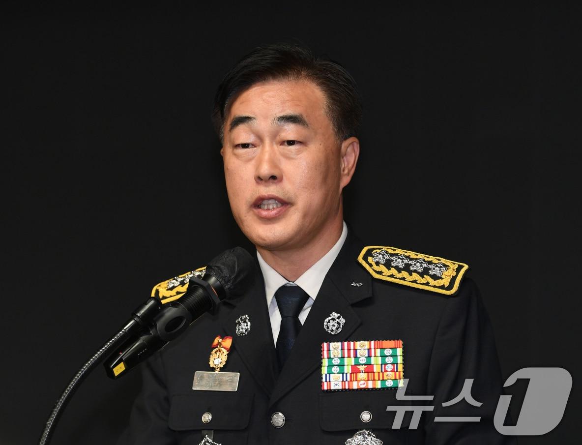 본문 이미지 - 허석곤 소방청장이 경기 화성시 신텍스에서 열린 '2024년 전국의용소방대 성과 보고대회'에서 인사말을 하고 있다. (소방청 제공) 2024.11.21/뉴스1