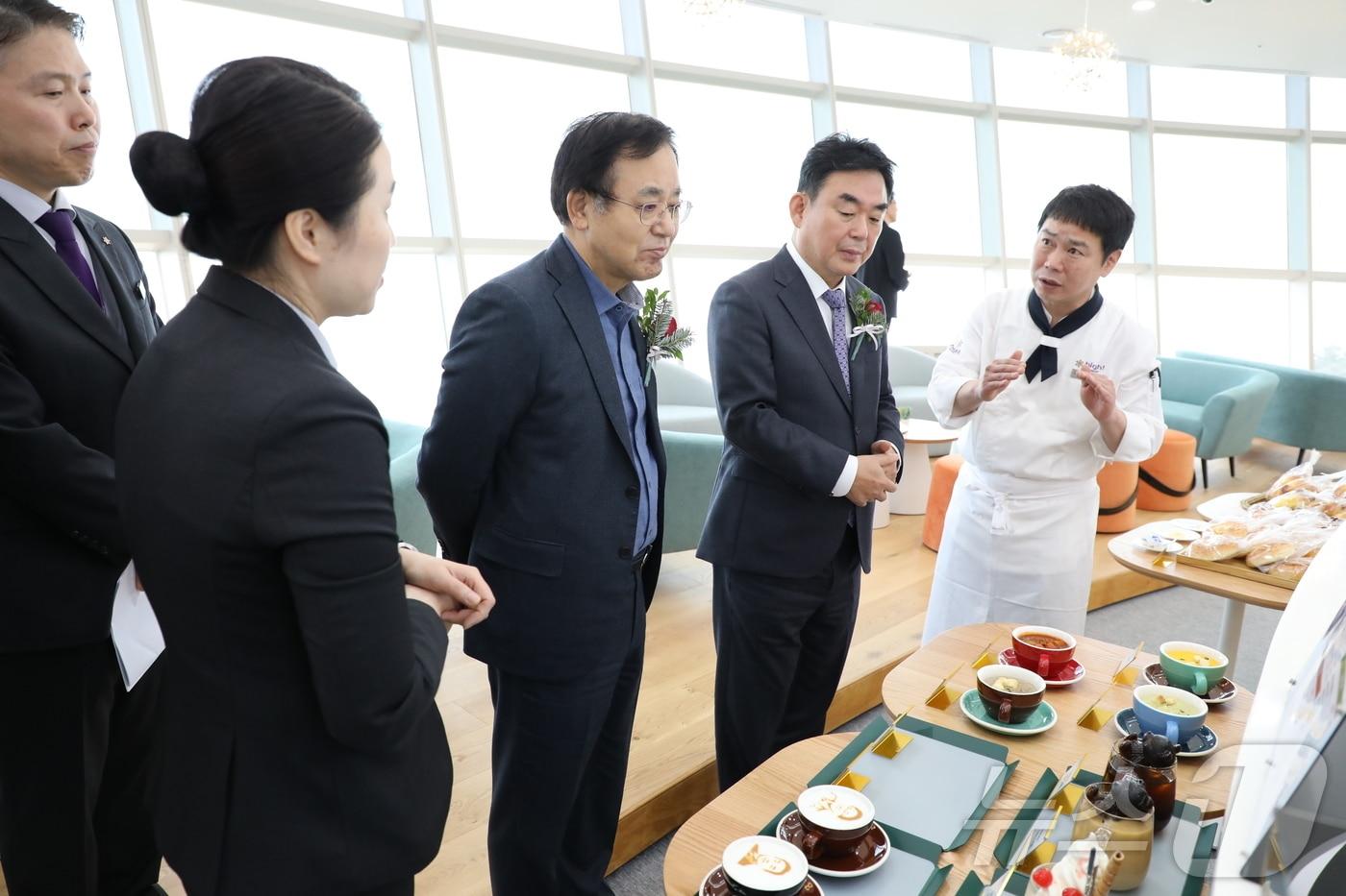 본문 이미지 - 강원랜드 휴양콘도 사업체인 하이원리조트가 21일 리조트 랜드마크인 ‘구름담은 카페’의 본격적인 영업을 시작했다. (강원랜드 제공) 2024.11.21/뉴스1