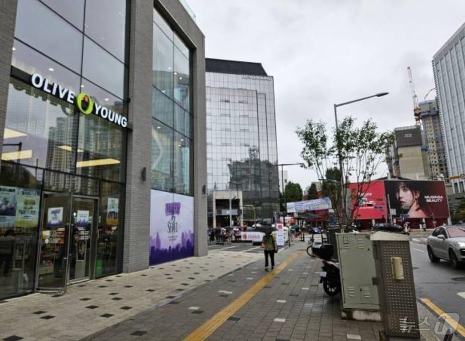 본문 이미지 - 서울 성수동 소재 올리브영 매장 모습. 길 건너편에는 '무신사 뷰티 페스타'가 열리고 있다.ⓒ 뉴스1/김진희 기자.