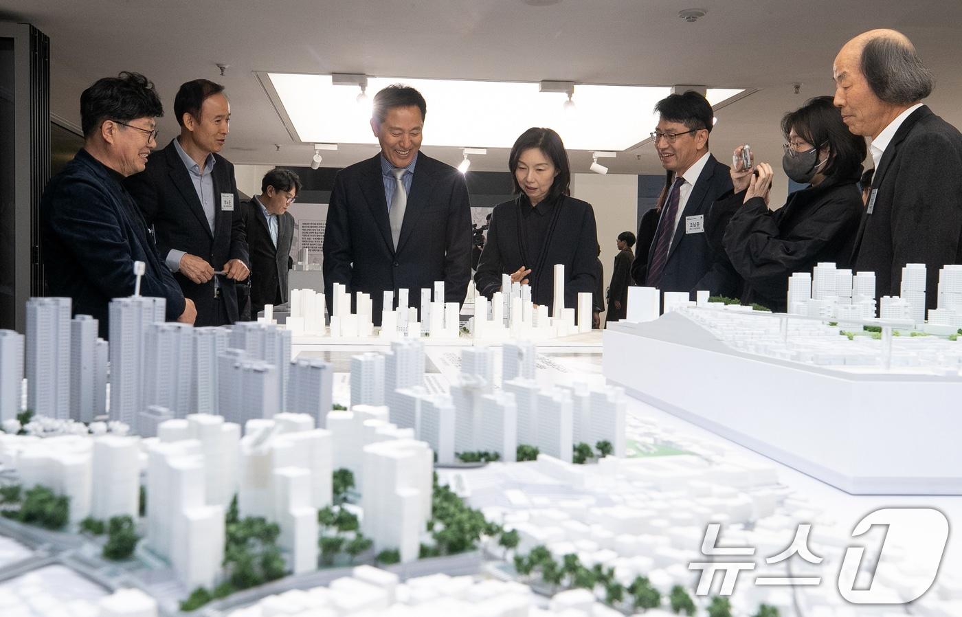 오세훈 서울시장이 21일 서울 중구 서울도시건축관에서 열린 '신속통합기획 전시회'에 신속통합기획안 모형을 살펴보고 있다. 뉴스1 ⓒ News1 이승배 기자