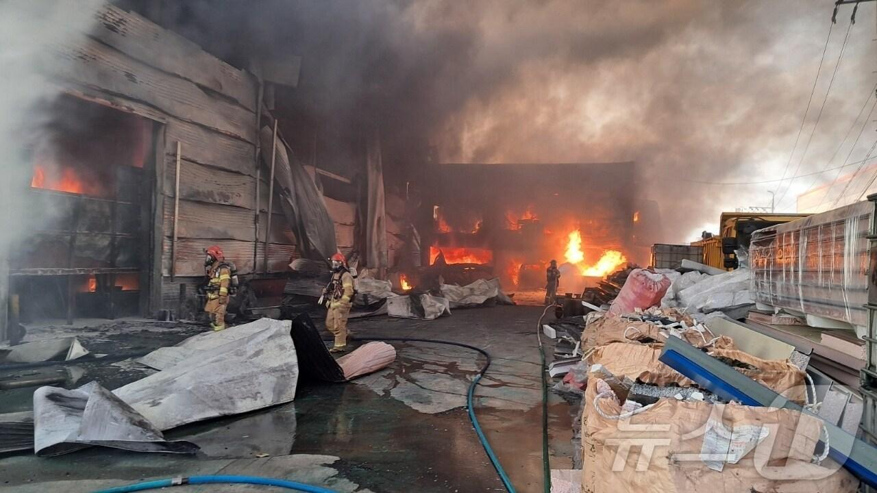 본문 이미지 - 21일 오후 3시 37분쯤 경북 경산시 진량읍 평사리 한 폐유정제공장에서 불이나 소방당국이 진화 중이다.2024.11.21/뉴스1 신성훈 기자