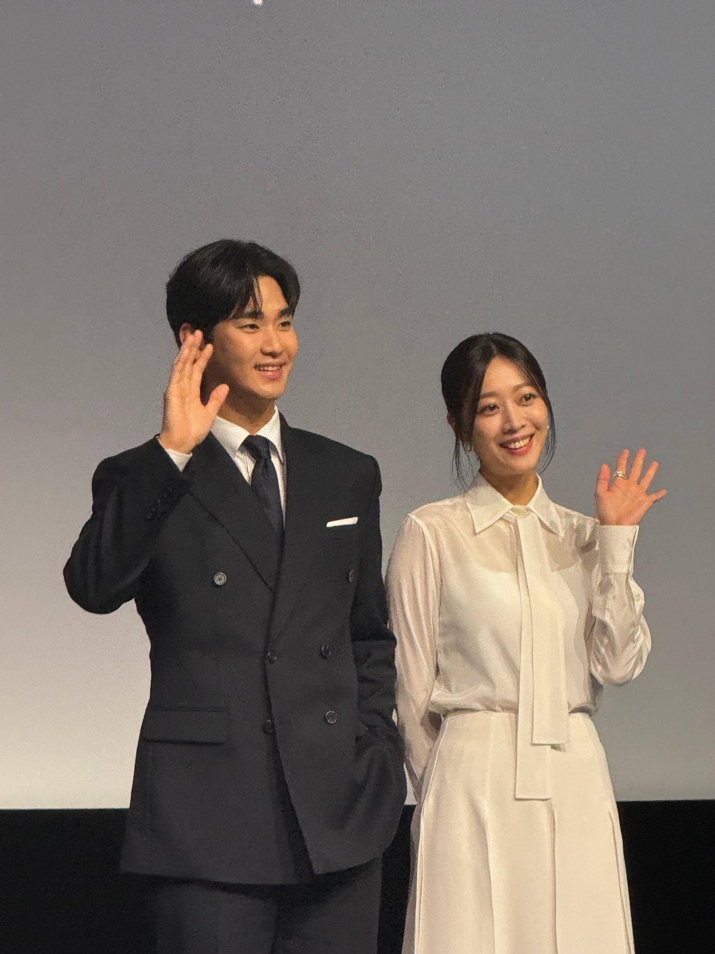 본문 이미지 - '넉오프' 배우 김수현, 조보아 / 21일 싱가포르 마리나베이샌즈에서 열린 '디즈니 콘텐츠 쇼케이스 2024'(Disney Content Showcase 2024)