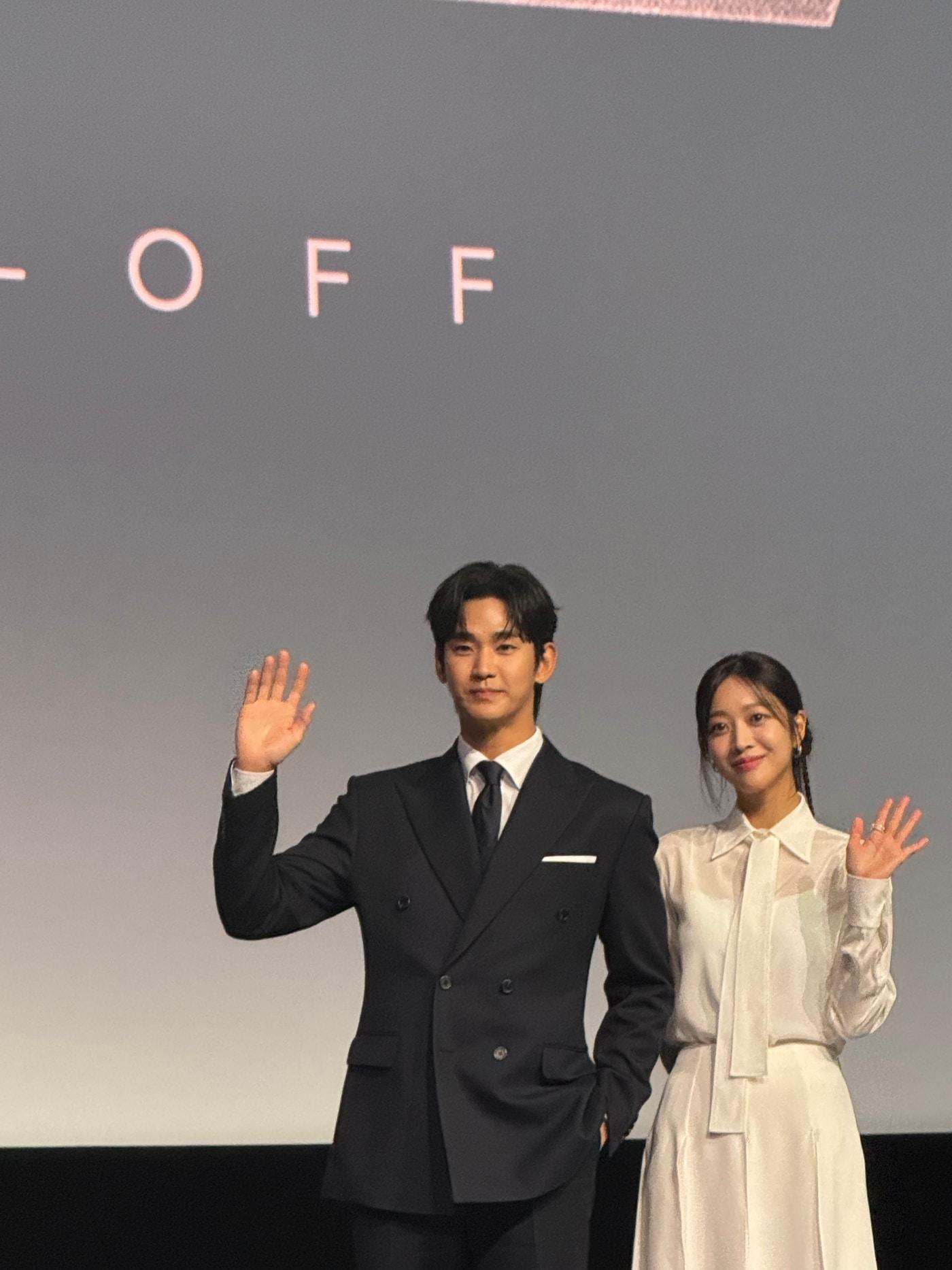 본문 이미지 - '넉오프' 배우 김수현, 조보아 / 21일 싱가포르 마리나베이샌즈에서 열린 '디즈니 콘텐츠 쇼케이스 2024'(Disney Content Showcase 2024)