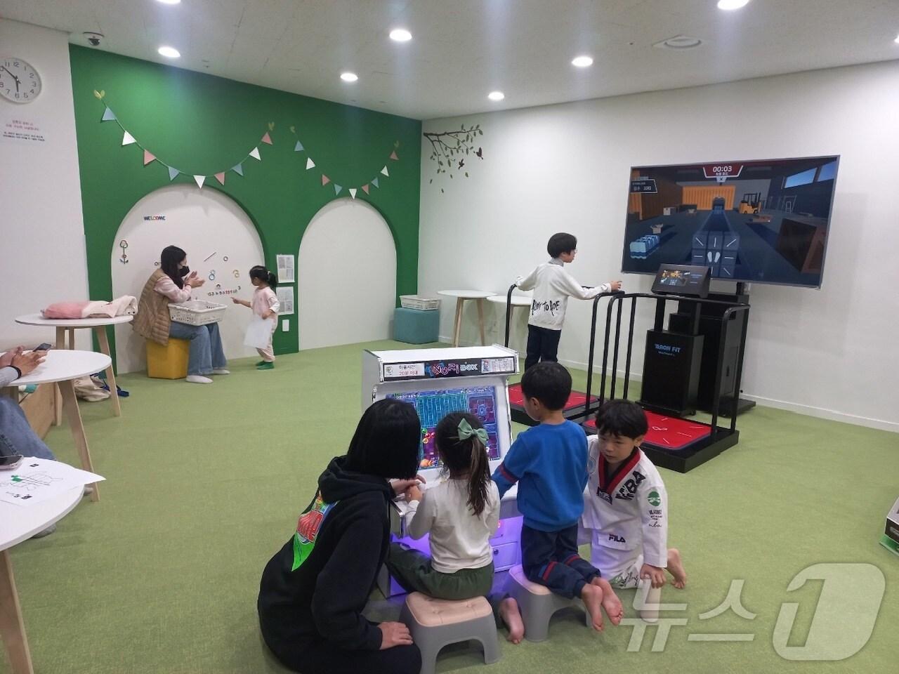 본문 이미지 - 김해시가 올해 최고의 인구시책으로 &#39;STATION-L&#40;공공형 육아지원공간&#41; 사업&#39;을 꼽았다. 사진은 올해 5월 부곡동에 문을 연 &#39;STATION-L&#39; 2호점 모습.&#40;김해시 제공&#41;