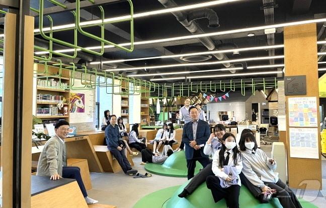 본문 이미지 - 전주시의 도서관 정책을 배우기 위한 발길이 이어지고 있다. 올해에만 167개 기관에서 총 2500여 명이 벤치마킹을 위해 전주시 도서관을 방문했다.(전주시 제공)/뉴스1