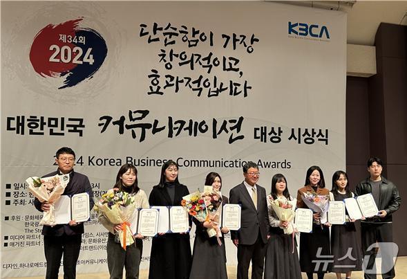 본문 이미지 - 김기원 국가철도공단 차장(왼쪽 첫 번째)이 수상자들과 기념촬영을 하고 있다.(국가철도공단 제공)/뉴스1