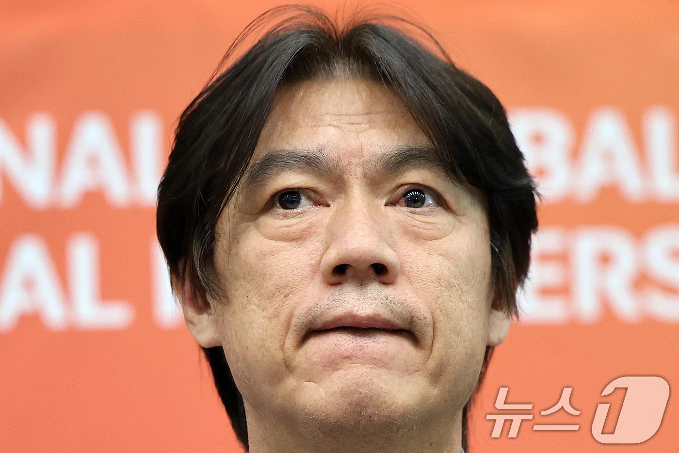 홍명보 대한민국 축구 국가대표팀 감독이 21일 오후 인천국제공항을 통해 귀국해 인터뷰를 하고 있다. 2024.11.21/뉴스1 ⓒ News1 이동해 기자