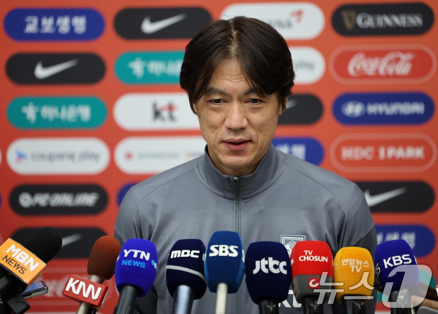 본문 이미지 - 홍명보 대한민국 축구 국가대표팀 감독이 21일 오후 인천국제공항을 통해 귀국해 인터뷰를 하고 있다. 2024.11.21/뉴스1 ⓒ News1 이동해 기자