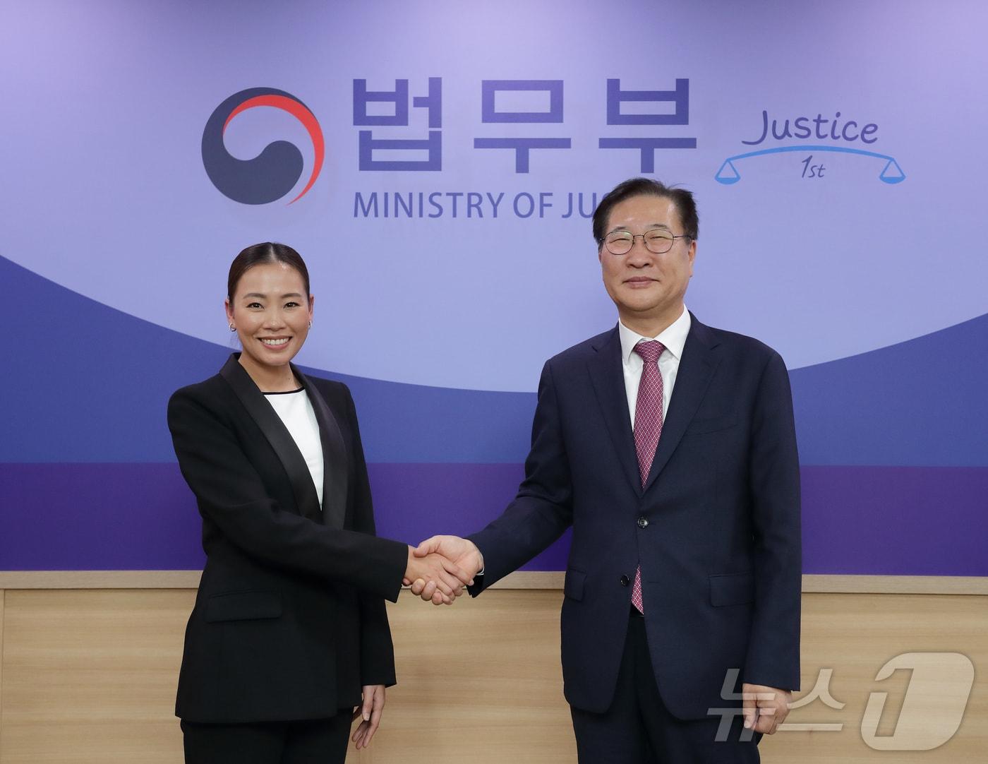 본문 이미지 - 박성재 법무부 장관(오른쪽)은 21일 싸랏싸눈 우노폰 태국 하원 외교위원장과 만나 태국인 입국거부 및 불법체류 문제를 논의했다(법무부 제공).2024.11.21