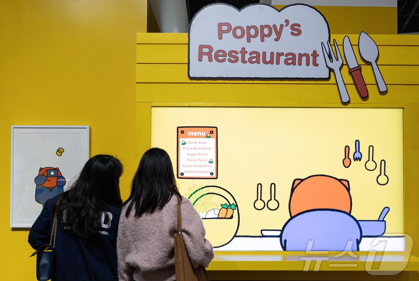 본문 이미지 - 21일 오후 서울 종로구 인사센트럴뮤지엄에서 머니투데이 주최로 열린 미피(Miffy) 70주년 생일 기념전 ‘미피와 마법 우체통’ 미디어아트 전시회를 찾은 관람객들이 다양한 전시물을 살펴보고 있다. 2024.11.21/뉴스1 ⓒ News1 이재명 기자