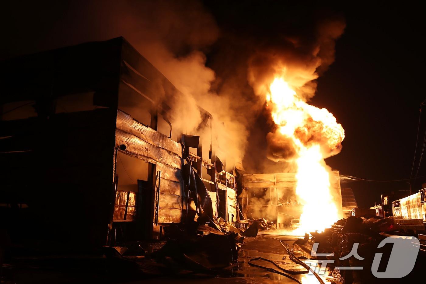 본문 이미지 - 21일 오후 3시37분쯤 경북 경산시 진량읍 평사리에 있는 자원순환시설에서 원인을 알 수 없는 불이 나 폭발과 함께 불기둥이 치솟고 있다. 2024.11.21/뉴스1 ⓒ News1 공정식 기자