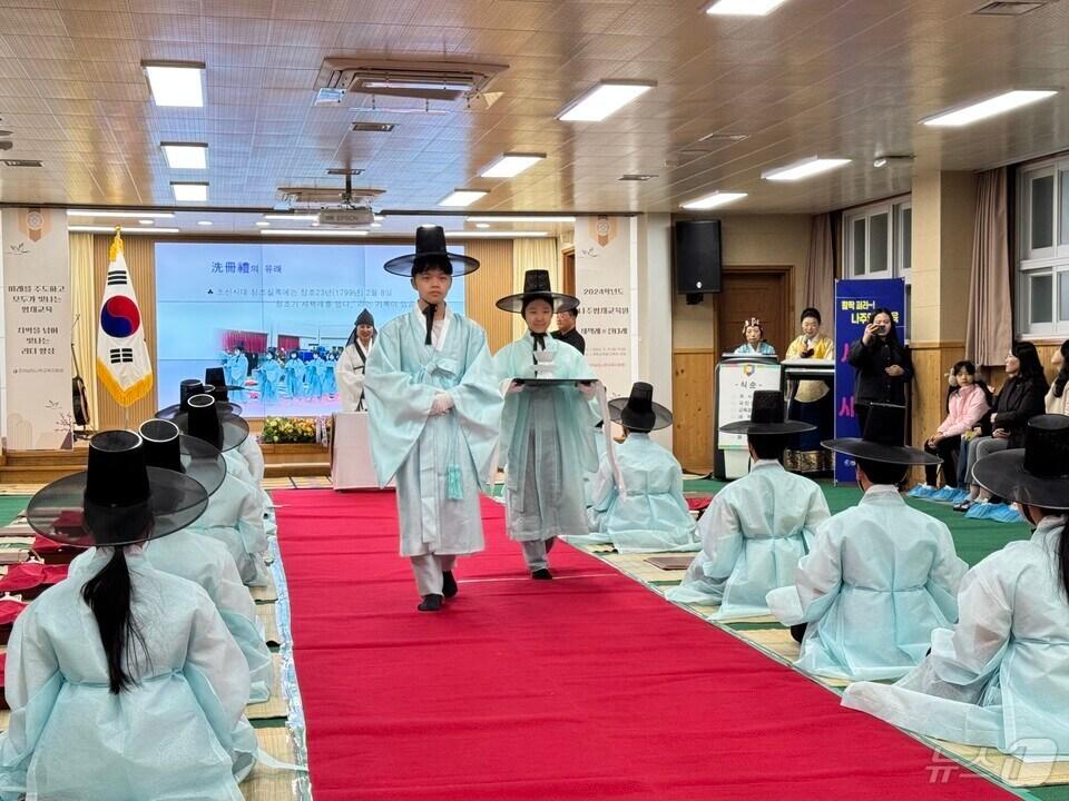 본문 이미지 - 학생들이 전통 갓과 한복을 착용하고 선생님께 감사함을 표시하는 세책례를 진행하고 있다.(전남교육청 제공)/뉴스1 
