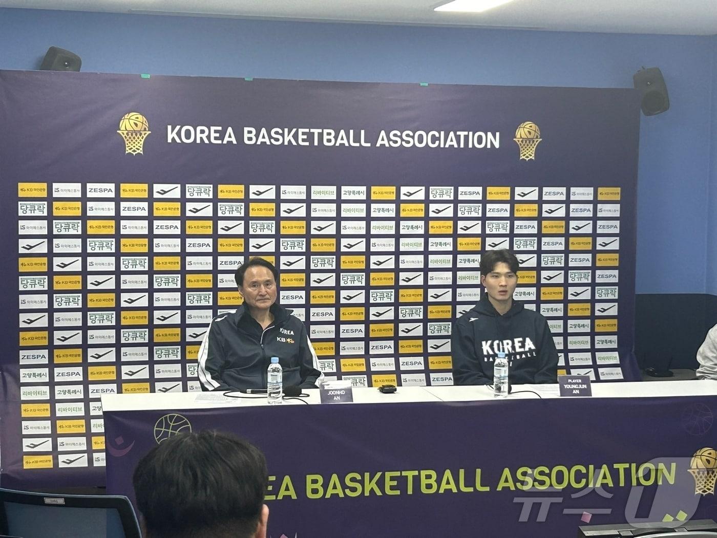 본문 이미지 - 농구대표팀의 안준호 감독(왼쪽)과 포워드 안영준이 21일 경기 고양 소노 아레나에서 열린 2025 FIBA(국제농구연맹) 아시아컵 예선 윈도우1 A조 예선 인도네시아와의 경기 후 인터뷰에 임하고 있다. 2024.11.21/뉴스1 ⓒ News1 문대현 기자