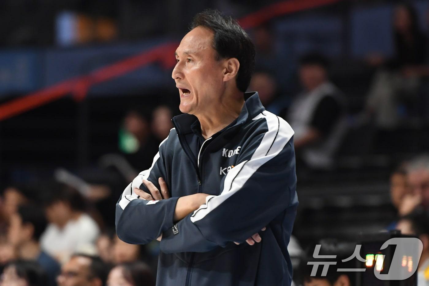 본문 이미지 - 21일 고양소노아레나에서 열린 2025 국제농구연맹(FIBA) 아시아컵 예선 3차전 한국과 인도네시아의 경기에서 한국 안준호 감독이 작전을 지시하고 있다. 2024.11.21/뉴스1 ⓒ News1 김명섭 기자