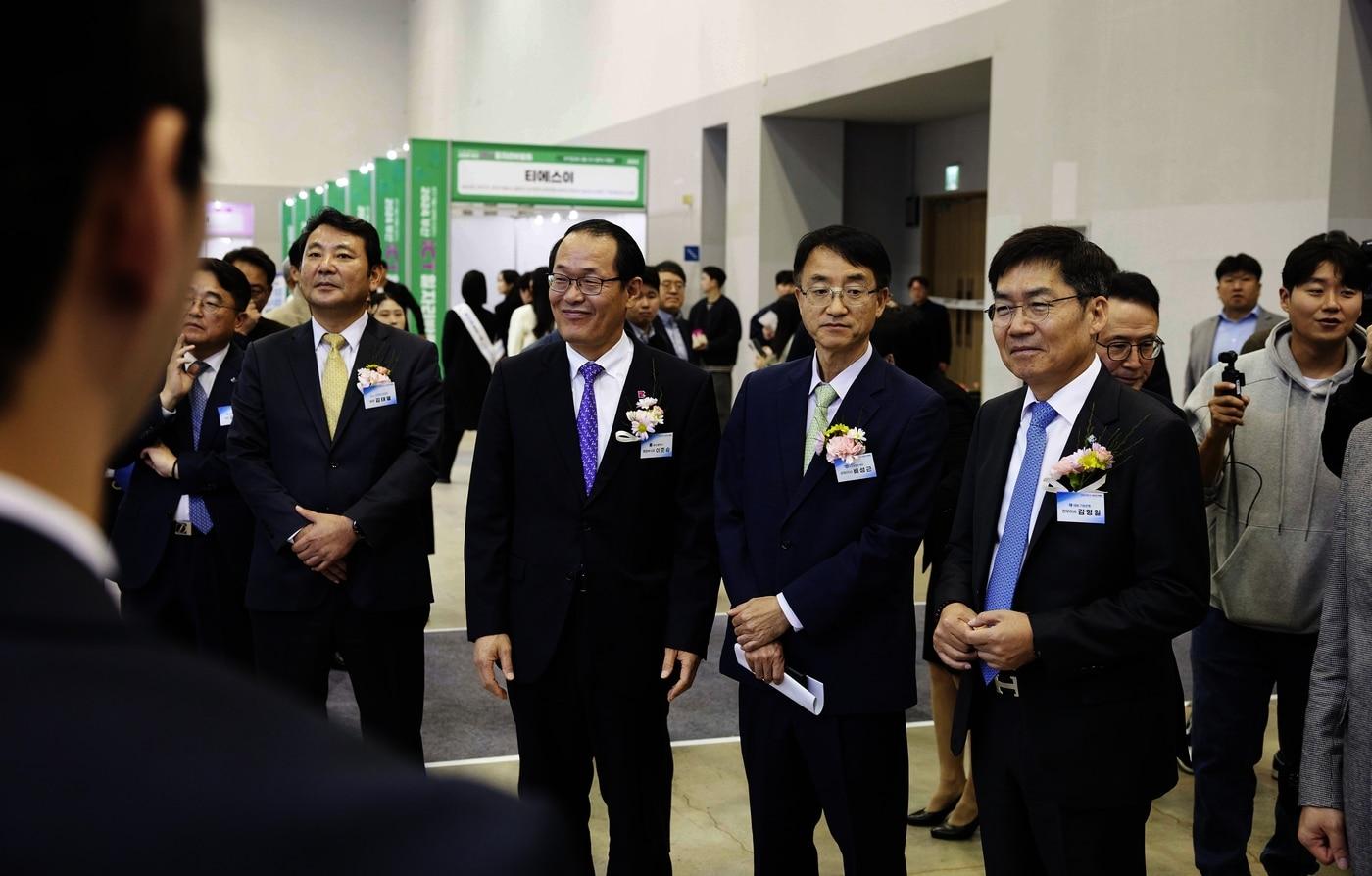 왼쪽부터 김태열 부산정보산업진흥원장, 이준승 부산광역시 행정부시장, 배성근 한국장학재단 상임이사, 김형일 IBK기업은행 전무이사가 지난 20일 부산 벡스코에서 열린 '2024 부산 일자리 박람회'에서 박람회 부스를 둘러보고 있는 모습. 사진은 IBK기업은행 제공.