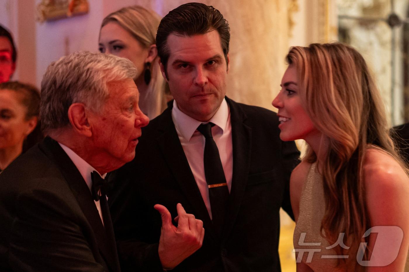 도널드 트럼프 미국 대통령 당선인의 법무장관 지명자 맷 게이츠(가운데) 전 하원의원이 21일(현지시간) 스스로 사퇴했다. 사진은 지난 14일 미국 플로리다주 팜비치 마러라고에서 열린 미국우선정책연구소(AFPI) 갈라 행사에 참석한 게이츠. ⓒ 로이터=뉴스1 ⓒ News1 류정민 특파원