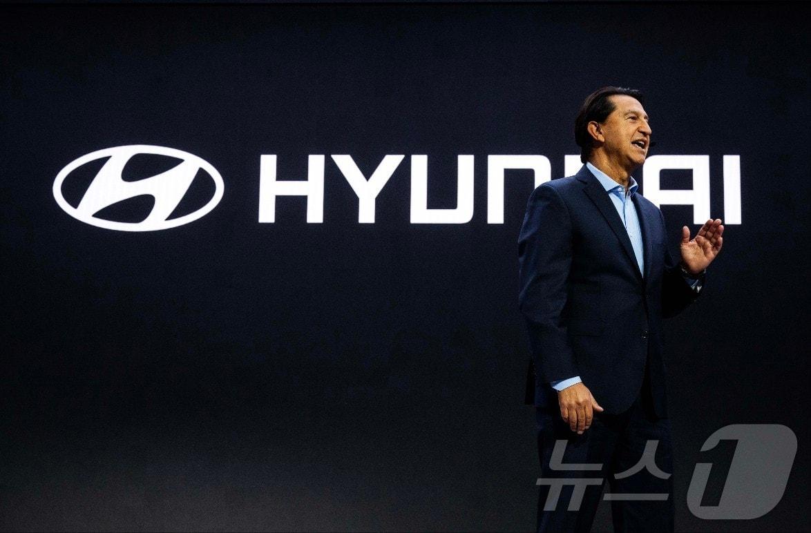 본문 이미지 -  21일(현지시간) 미국 로스앤젤레스 컨벤션 센터에서 개막한 '2024 LA 오토쇼'에서 현대차 글로벌 최고운영책임자(COO) 호세 무뇨스(Jose Munoz) 사장이 발표하고 있는 모습.(현대차 제공)