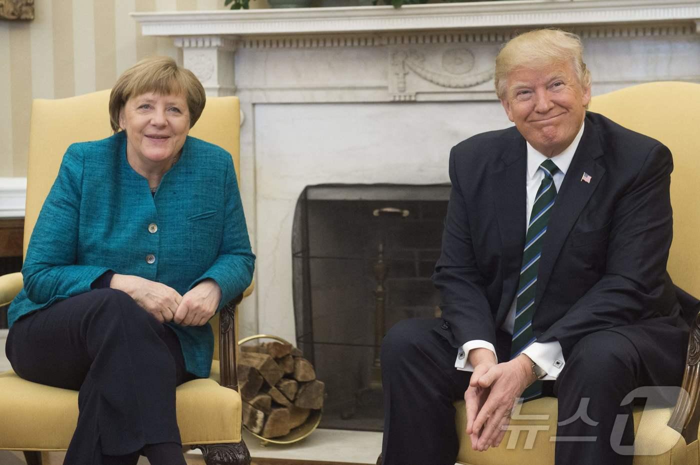 앙겔라 메르켈 독일 총리가 지난 2017년 3월 17일 워싱턴 백악관에서 도널드 트럼프 미국 대통령과 회담을 하고 있다. 메르켈 전 총리는 21일&#40;현지시간&#41; 조만간 출판될 회고록에서 도널드 트럼프 당선인과 경험담을 공개하면서 &#34;부동산 개발업자의 눈으로 세상만사를 판단하는 사람＂이라고 밝히고 있다. 2024.11.22 ⓒ AFP=뉴스1 ⓒ News1 우동명 기자