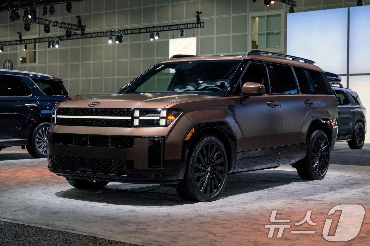 현대자동차는 21일(현지시간) 미국 로스앤젤레스(LA) 컨벤션 센터에서 개막한 '2024 LA 오토쇼'에 참가했다고 22일 밝혔다. 사진은 현대차 부스에 전시된 디 올 뉴 싼타페. (현대자동차 제공) 2024.11.22/뉴스1