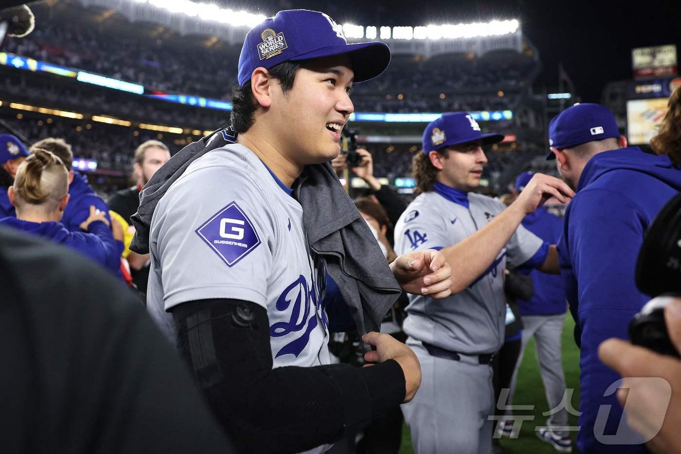 본문 이미지 - LA 다저스 이적 첫 해 MVP를 수상한 오타니. ⓒ AFP=뉴스1