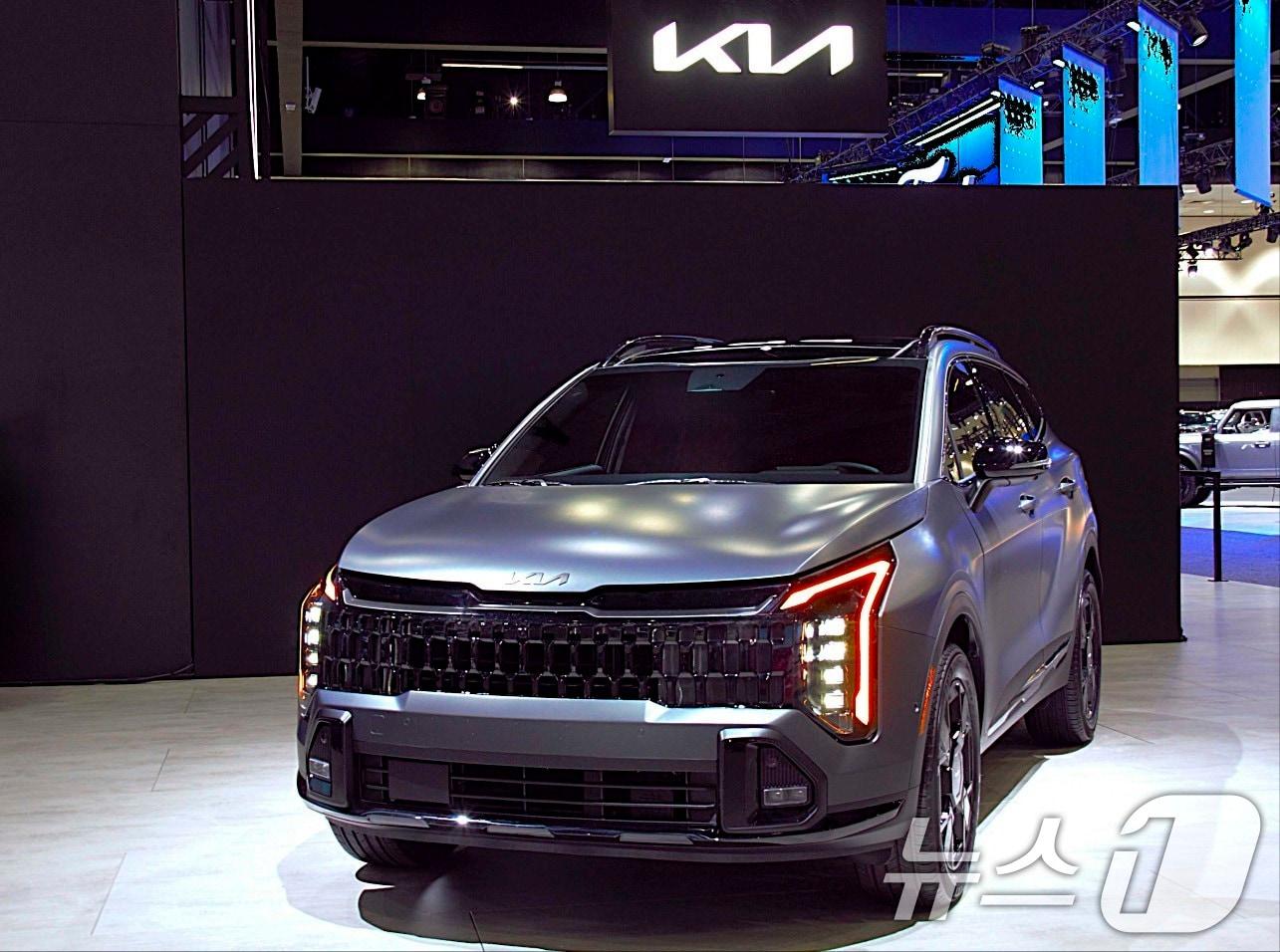 본문 이미지 -  지난해 11월 미국 LA 컨벤션 센터에서 개막한 '2024 LA 오토쇼'에 전시된 기아의  '더 뉴 스포티지'. (기아 제공) 2024.11.22/뉴스1