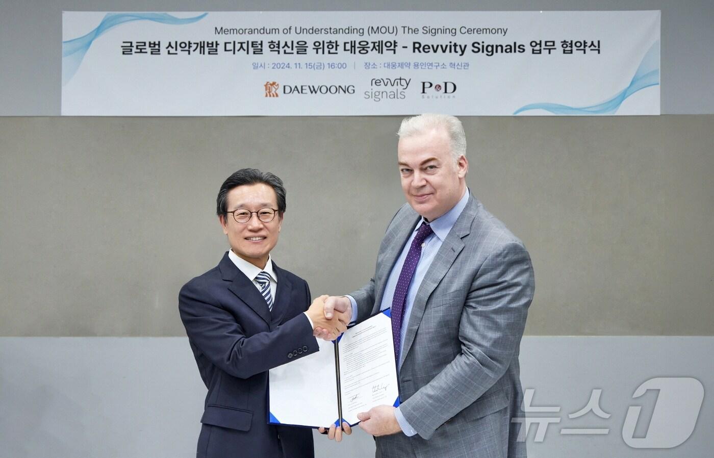 박준석 대웅제약 신약센터장(왼쪽)과 찰스 코이네 레비티 시그널즈 아시아 태평양 총괄이 기념 촬영을 하고 있다.(대웅제약 제공) 