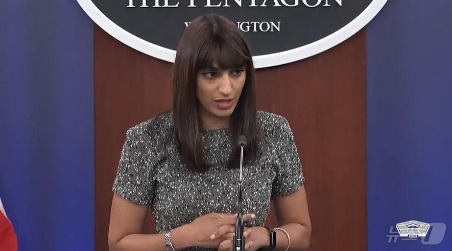 본문 이미지 - 21일(현지시간) 사브리나 싱 미국 국방부 부대변인이 미국 워싱턴DC 인근 펜타곤에서 언론 브리핑을 진행하고 있다.<국방부 홈페이지 캡처>