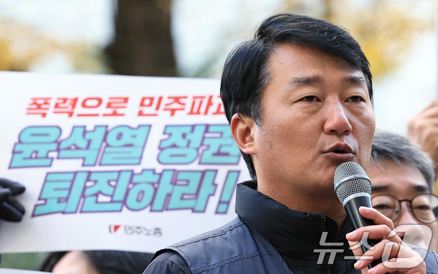 양경수 전국민주노동조합총연맹(민주노총) 위원장이 22일 오전 서울 마포구 서울경찰청 광역수사단 공공범죄수사대 소환조사 출석에 앞서 입장을 표명하고 있다. 2024.11.22/뉴스1 ⓒ News1 박정호 기자