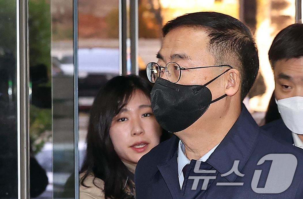 본문 이미지 - 아들을 ‘특혜 채용’한 혐의를 받는 김세환 전 중앙선거관리위원회 사무총장(장관급)이 22일 오전 직권남용권리행사방해, 국가공무원법 위반 혐의로 서울 서초구 서울중앙지방법원에서 열린 구속 전 피의자 심문(영장실질심사)에 출석하고 있다. 2024.11.22/뉴스1 ⓒ News1 김진환 기자