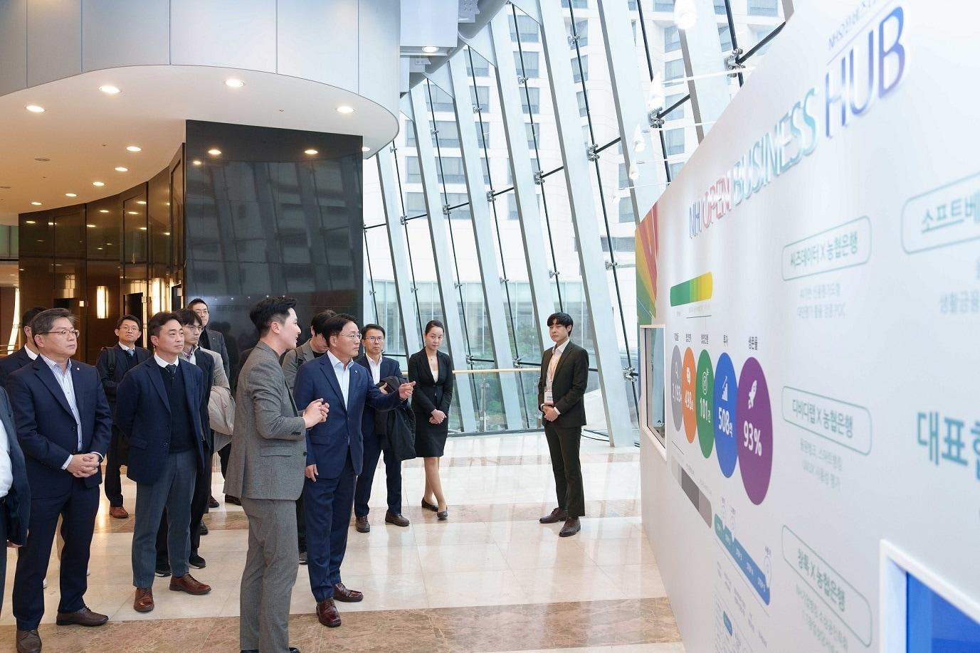 본문 이미지 - 농협은행 이석용 은행장&#40;사진 가운데&#41;을 비롯한 임직원들이 지난 21일 서대문구 소재 스위스 그랜드호텔에서 열린 &#39;2024 NH오픈비즈니스데이&#39; 행사장을 찾아 팝업 전시부스를 참관하고 있다. 사진은 NH농협은행 제공.