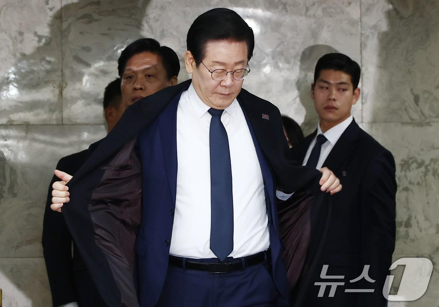 본문 이미지 - 이재명 더불어민주당 대표가 22일 오전 서울 여의도 국회에서 열린 더불어민주당 제1차 확대간부회의에 입장하고 있다. 2024.11.22/뉴스1 ⓒ News1 김민지 기자