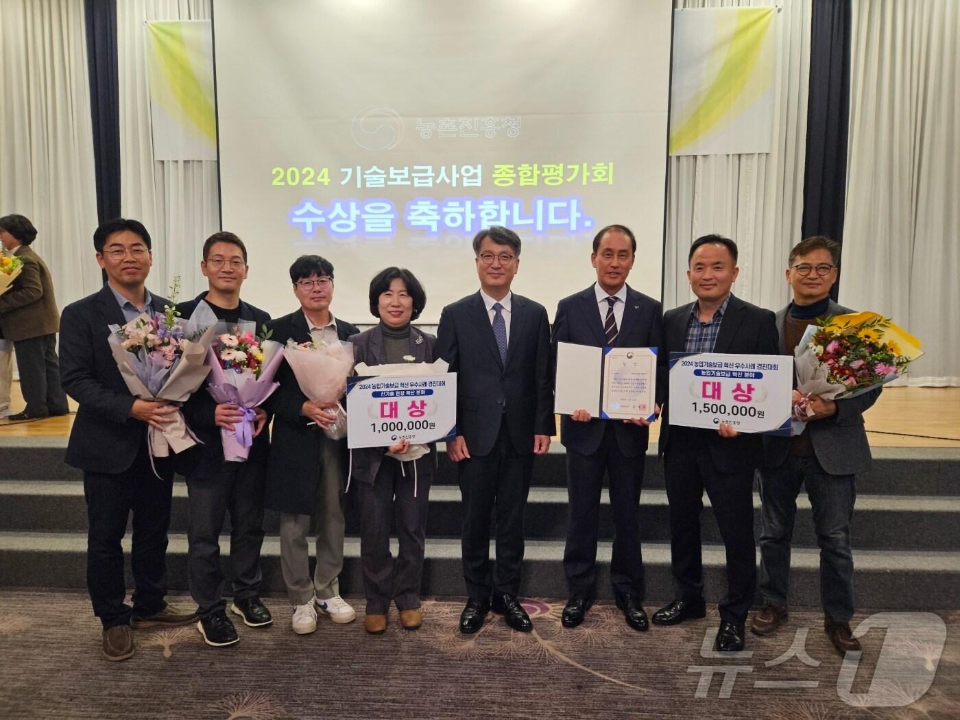 본문 이미지 - 부여군청 관계자들이 ‘2024년 농업기술보급혁신 우수사례 경진대회’ 대상을 수상한 뒤 기념촬영 하고 있다.(부여군 제공)/뉴스1
