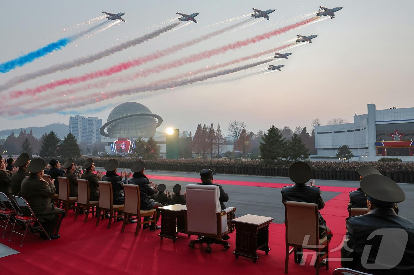 (평양 노동신문=뉴스1) = 북한 노동당 기관지 노동신문은 22일 김정은 당 총비서가 지난 21일 열린 무장장비(무기) 전시회 '국방 발전 2024' 개막식에서 앞으로 마주하게 될 안보 위협들에도 "주동적으로 대처해나갈 수 있는 능력과 안전 담보를 확고히 가지고 있음을 확신한다"며 국방력을 과시했다고 보도했다. [국내에서만 사용가능. 재배포 금지. DB 금지. For Use Only in the Republic of Korea. Redistribution Prohibited] rodongphoto@news1.kr