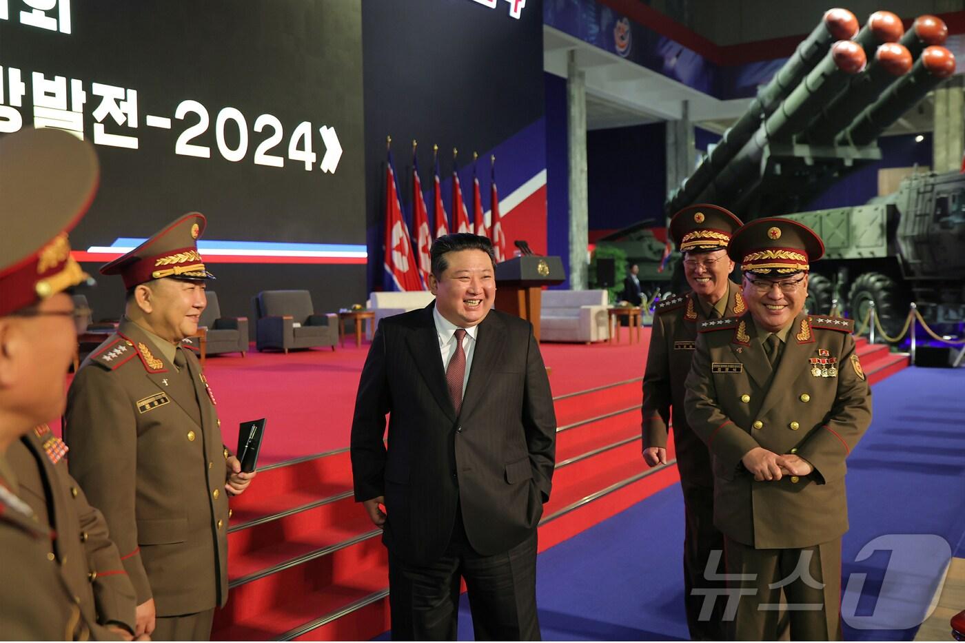 본문 이미지 - (평양 노동신문=뉴스1) = 북한 노동당 기관지 노동신문은 22일 김정은 당 총비서가 지난 21일 열린 무장장비(무기) 전시회 '국방 발전 2024' 개막식에서 앞으로 마주하게 될 안보 위협들에도 "주동적으로 대처해나갈 수 있는 능력과 안전 담보를 확고히 가지고 있음을 확신한다"며 국방력을 과시했다고 보도했다. [국내에서만 사용가능. 재배포 금지. DB 금지. For Use Only in the Republic of Korea. Redistribution Prohibited] rodongphoto@news1.kr