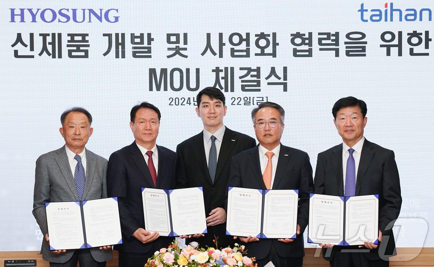 (왼쪽부터) 효성화학 대표이사 이건종 부사장, (주)효성 전략본부장 황윤언 부사장, 호반그룹 기획관리실장 김민성 전무, 대한전선 대표이사 송종민 부회장, 효성중공업 대표이사 우태희 사장이 22일 업무협약을 체결하고 기념촬영을 하고 있다(대한전선 제공).