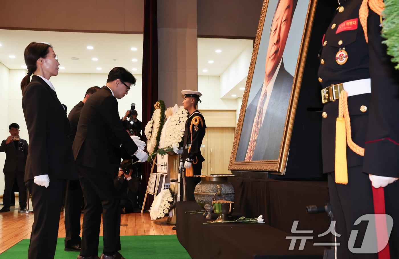 본문 이미지 - 2024년 11월 22일 당시 한동훈 국민의힘 대표가 서울 동작구 국립서울현충원에서 열린 고(故) 김영삼 전 대통령 9주기 추모식에 참석해 헌화를 하고 있다. 2024.11.22 ⓒ 뉴스1 김도우 기자