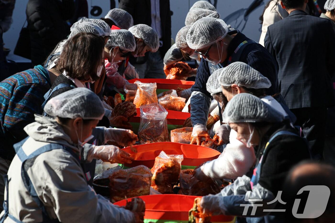 본문 이미지 - '김치의 날' 행사에서 김장체험 참가자들이 김치를 담그고 있다.ⓒ News1 이승배 기자