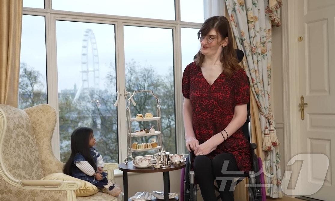 본문 이미지 - 런던에서 티타임 갖는 세계 최장신 여성 루메이사 겔기(오른쪽)과 최단신 여성 조티 암지. (사진은 기네스북 홈페이지 영상 갈무리)