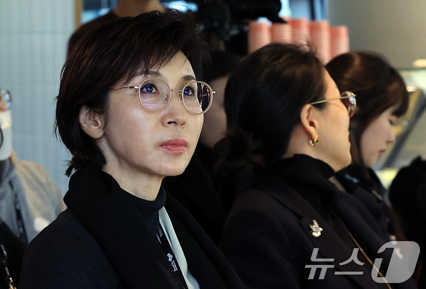 노소영 아트센터 나비 관장이 22일 오후 서울 종로구 율곡로 아트코리아랩에서 열린 2024 아트코리아랩 페스티벌에서 모더레이터로 'AI 휴머니티'를 주제 컨퍼런스에 참석, 이수진 세종대학교 인공지능 데이터사이언스학과 교수의 주제발표를 경청하고 있다. 2024.11.22/뉴스1 ⓒ News1 박정호 기자