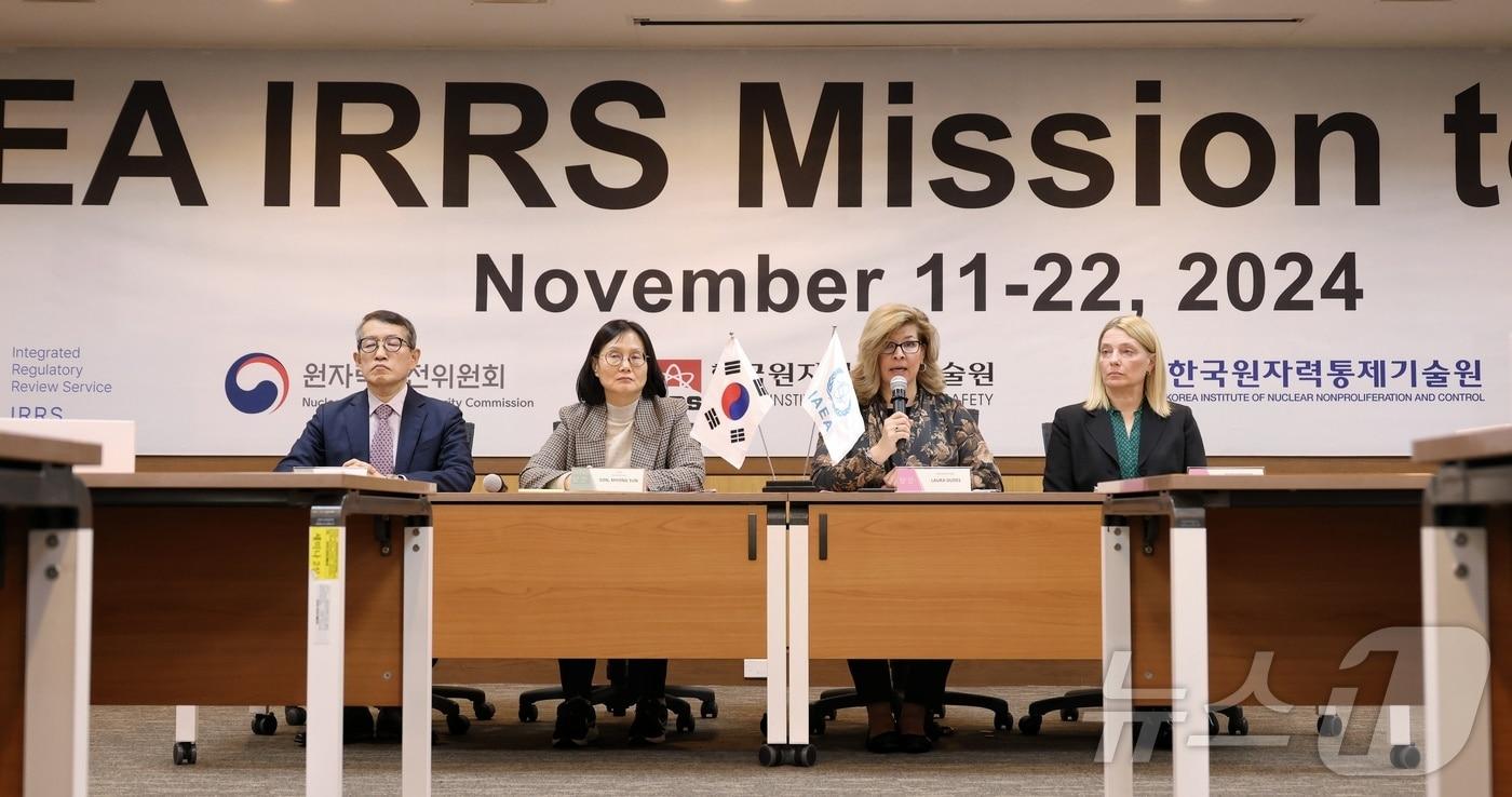 국제원자력기구(IAEA) 통합규제검토서비스(IRRS) 점검단이 11일부터 12일간 한국 원자력 및 방사선 안전규제 시스템에 대해 진행한 수검 결과를 설명하고 있다. 로라 듀즈 IRRS 점검단장(오른쪽에서 두 번째)과 안나 브래드포드 IAEA 디렉터(맨 오른쪽)가 기자들 질문에 답하는 모습. 한국 측에서는 IRRS 수검 기술 총괄을 맡은 손명선 원자력안전위원회 기획조정관(왼쪽에서 두 번째)과 황태석 한국원자력안전기술원 원장 직무대행(맨 왼쪽)이 참석했다. (원자력안전위원회 제공) 2024.11.22/뉴스1