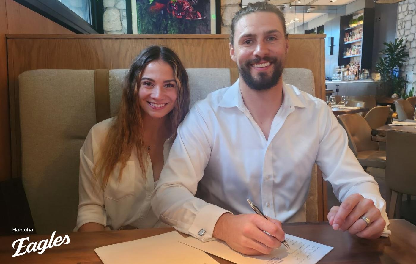 본문 이미지 - 한화가 외국인 투수 와이스(오른쪽)와 재계약을 체결했다.(한화 이글스 제공)