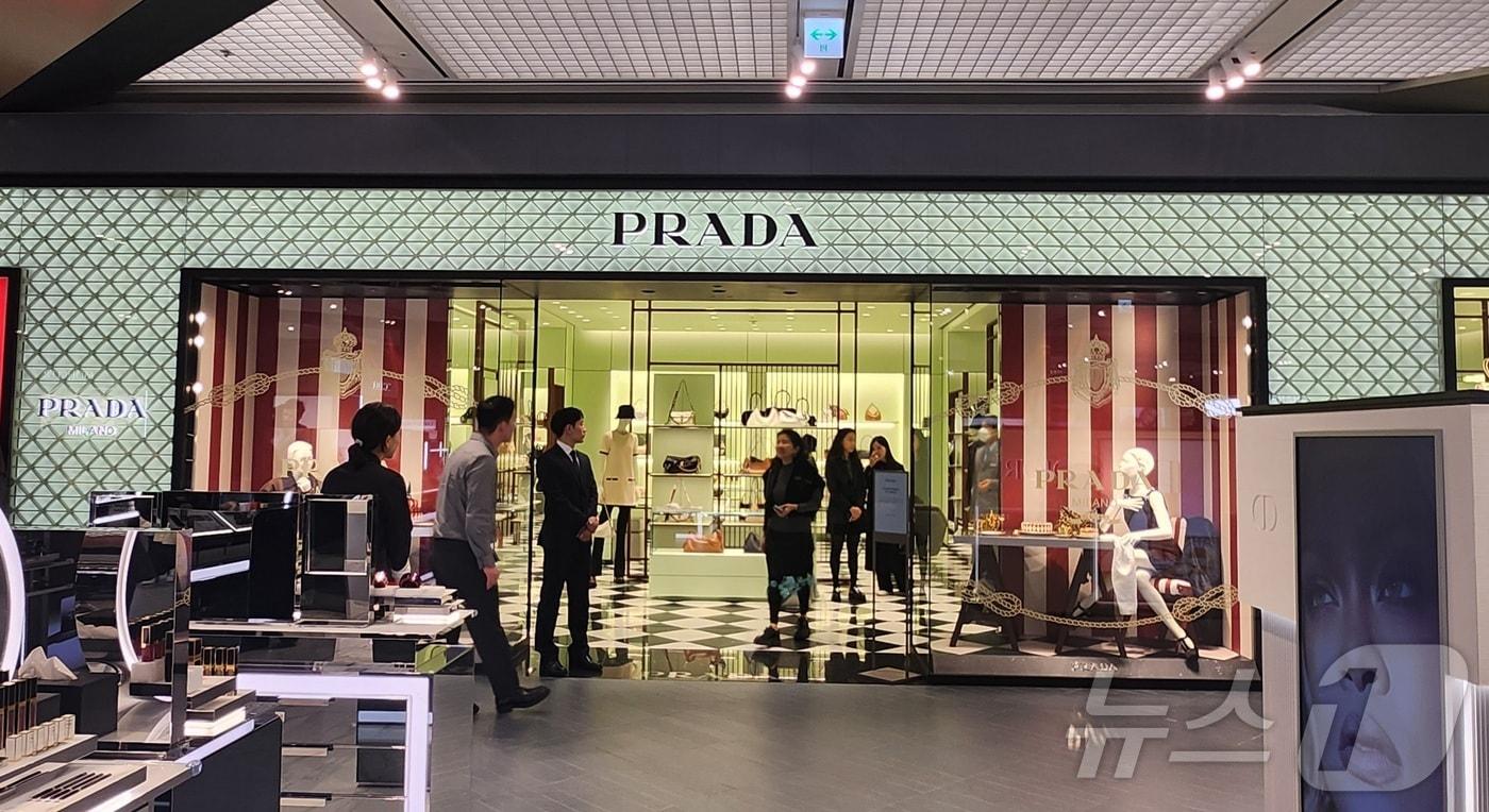 현대백화점 중동점 프라다 매장(현대백화점 제공) / 뉴스1