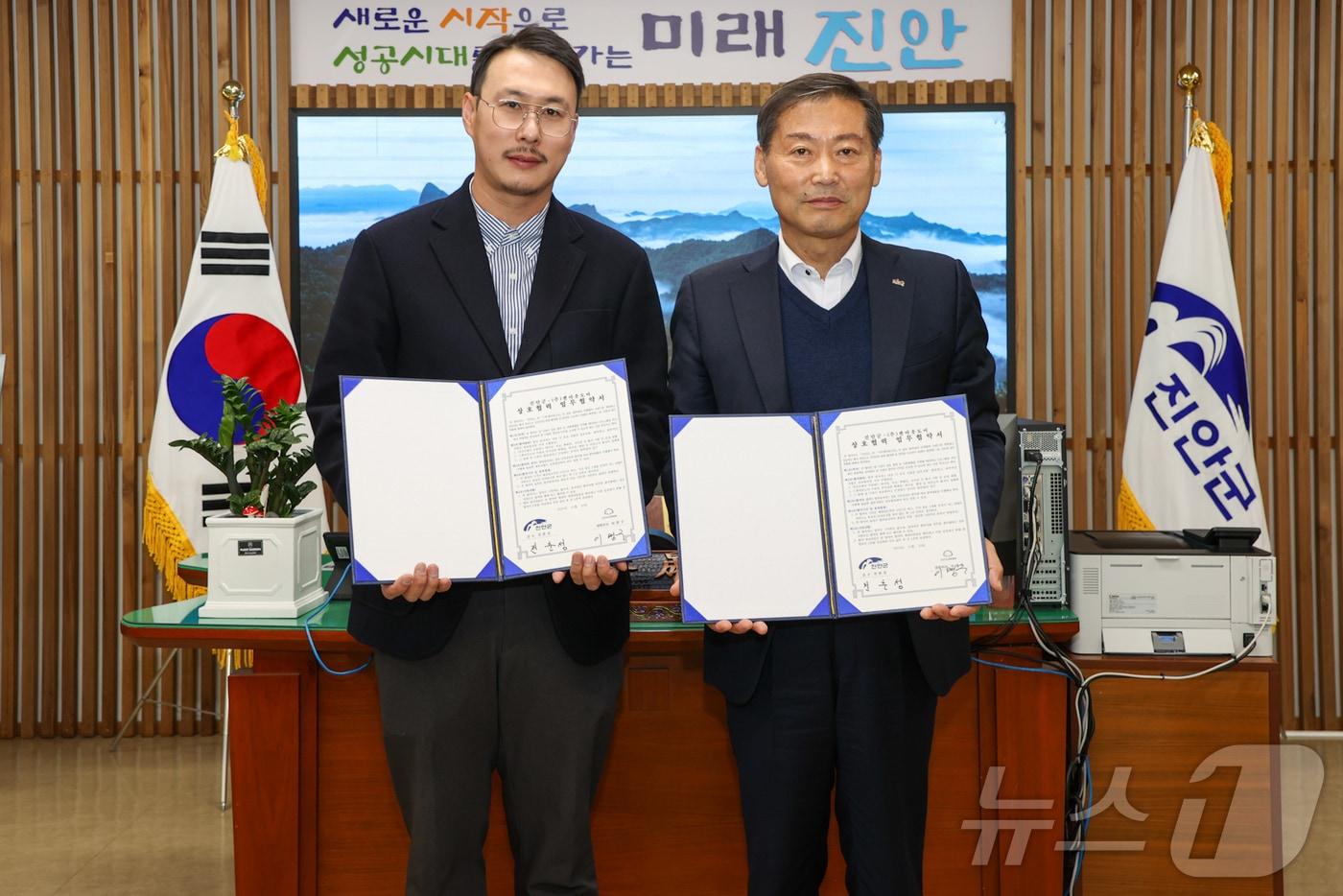본문 이미지 - 22일 전춘성 전북자치도 진안군수(오른쪽)이 이명구 ㈜젠아웃도어 대표이사와 관광 활성화를 위한 업무협약을 체결하고 있다.(진안군제공)