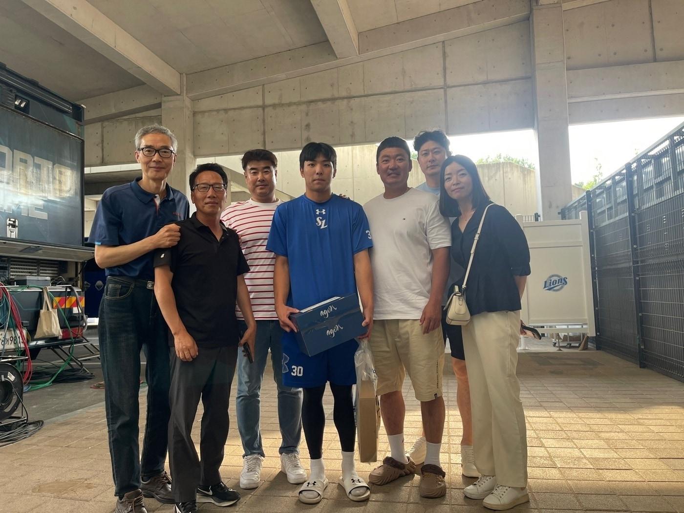 본문 이미지 - 2024 KBO리그 정규시즌 중 제자 김영웅(가운데)의 경기를 보기 위해 대구 삼성라이온즈파크를 찾았던 강승영 감독(왼쪽에서 세 번째). (강승영 감독 제공)