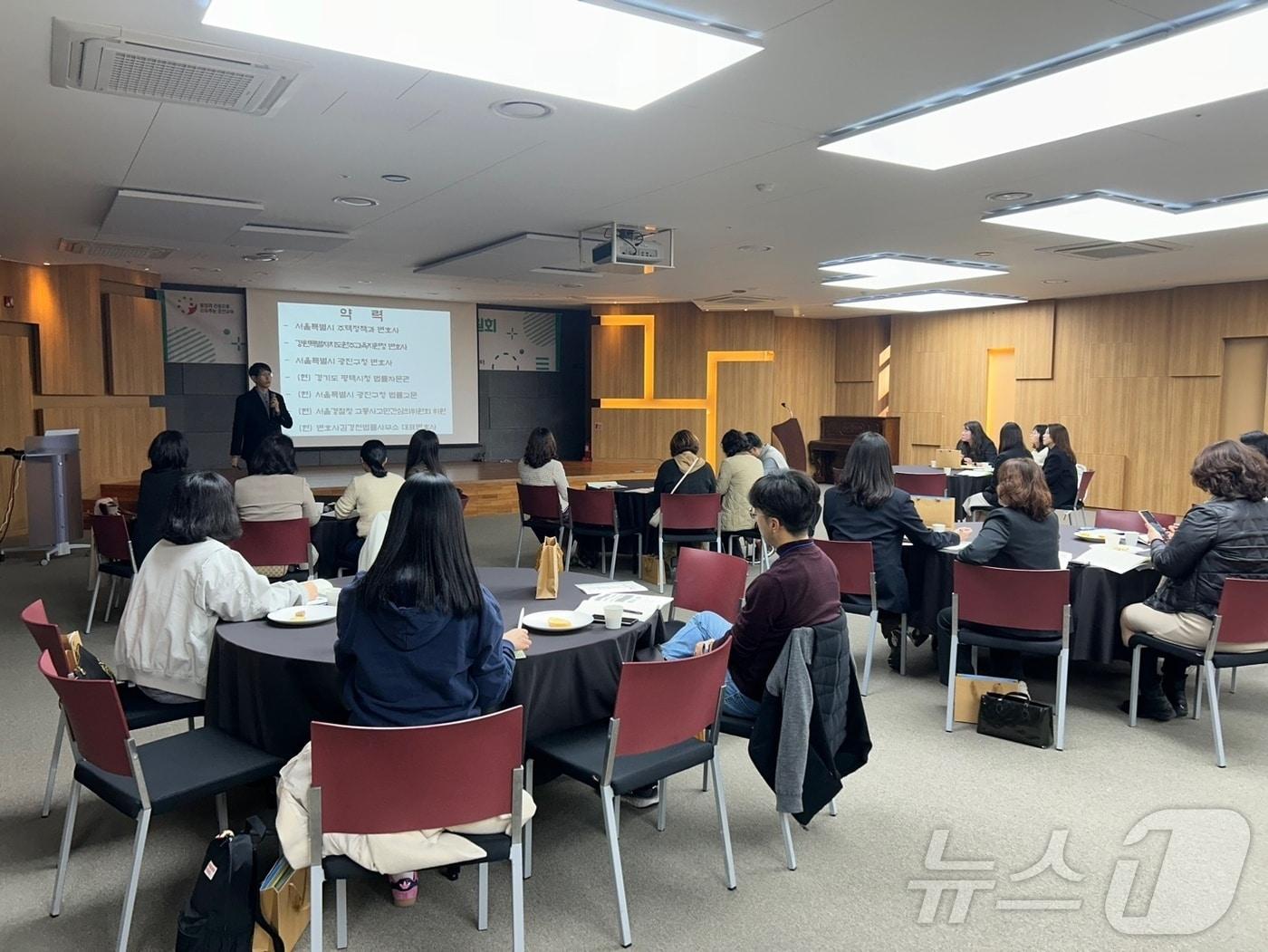 본문 이미지 - 강원 춘천교육지원청 학생지원센터가 22일 KT&G 상상마당에서 춘천권역 학교폭력대책심의위원회 학부모 위원 및 담당자 40명이 참석한 가운데 역량 강화를 위한 공동연수를 진행했다.(춘천교육지원청 제공)