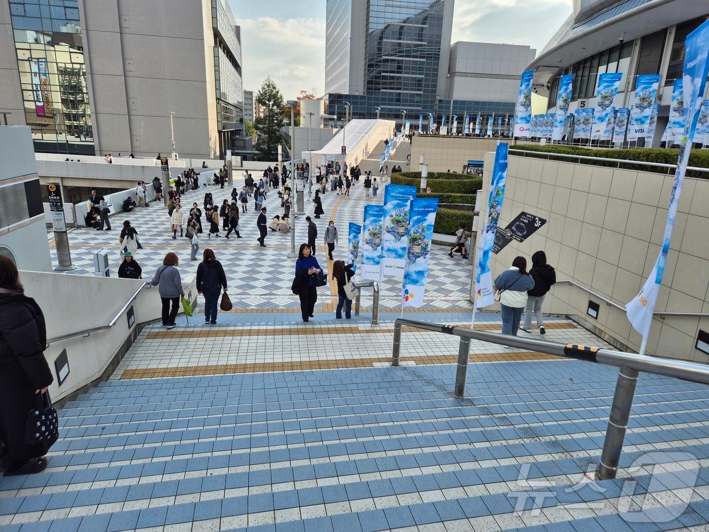 본문 이미지 - \'2024 MAMA\'가 열리는 오사카 교세라 돔 앞 관객들 ⓒ News1 황미현 기자