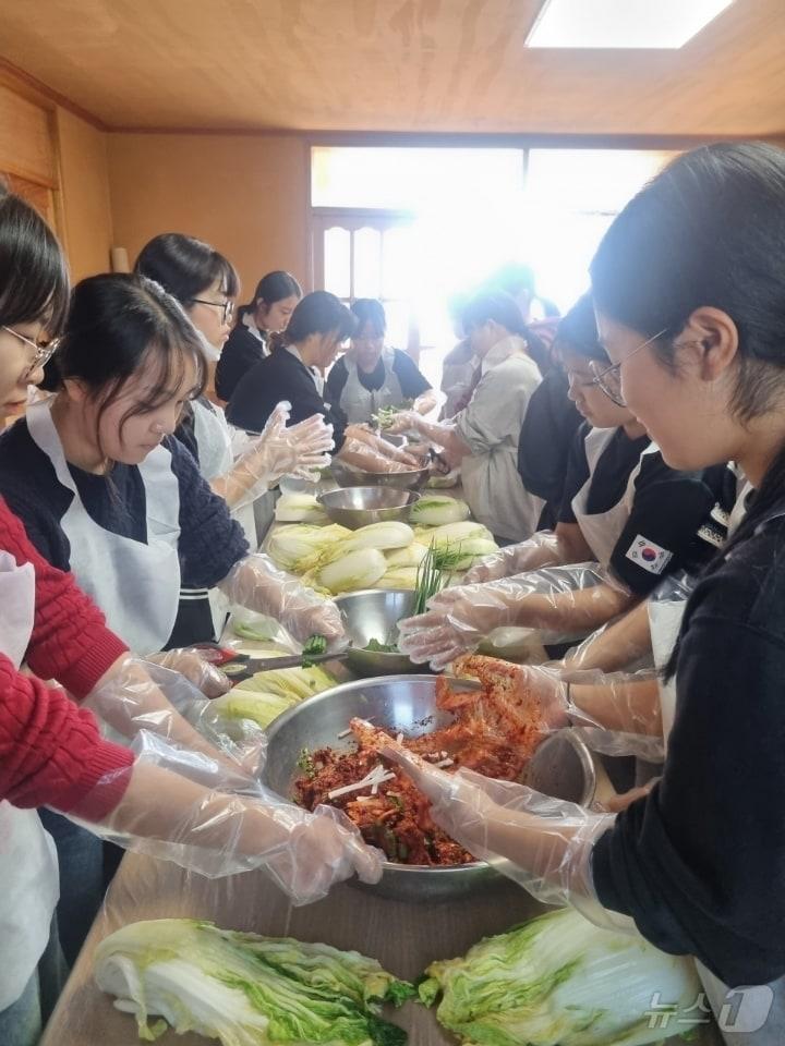 본문 이미지 - 해남군 북평중학교 30여명의 학생들이 22일 동해마을 김치체험장에서 김치담그기 체험행사를 하고있다. (북평중 제공)/뉴스1 ⓒ News1 김태성 기자