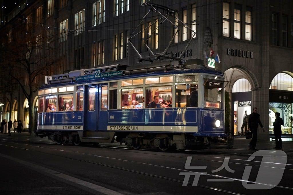 본문 이미지 - 취리히(Z&uuml;rich)의 퐁뒤 트램 (스위스관광청 제공)
