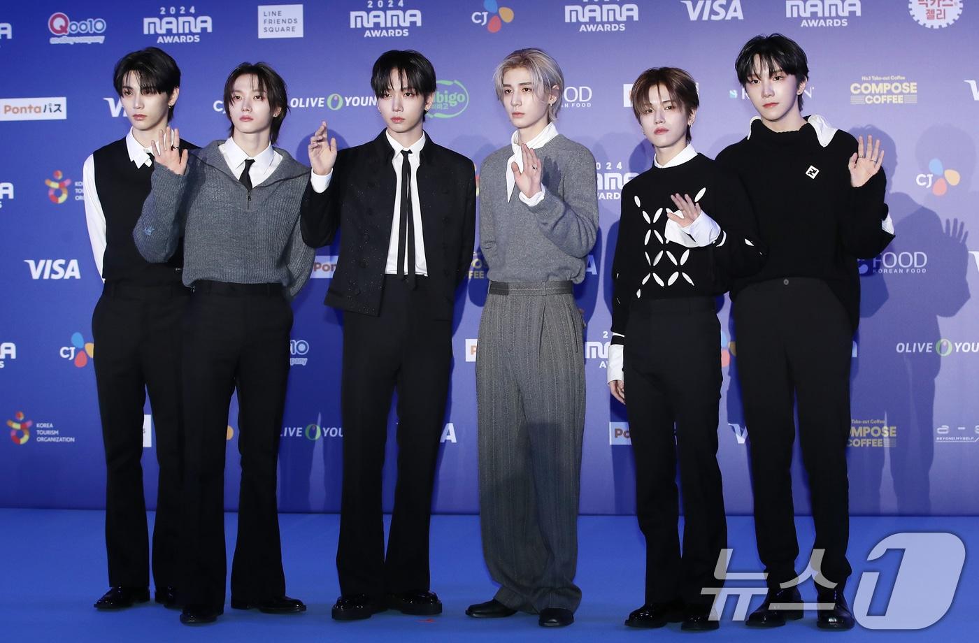 그룹 보이넥스트도어가 22일 일본 오사카 쿄세라 돔에서 열린 '2024 마마 어워즈'(MAMA AWARDS) 레드카펫 행사에 참석해 포즈를 취하고 있다. 2024.11.22/뉴스1 ⓒ News1 권현진 기자
